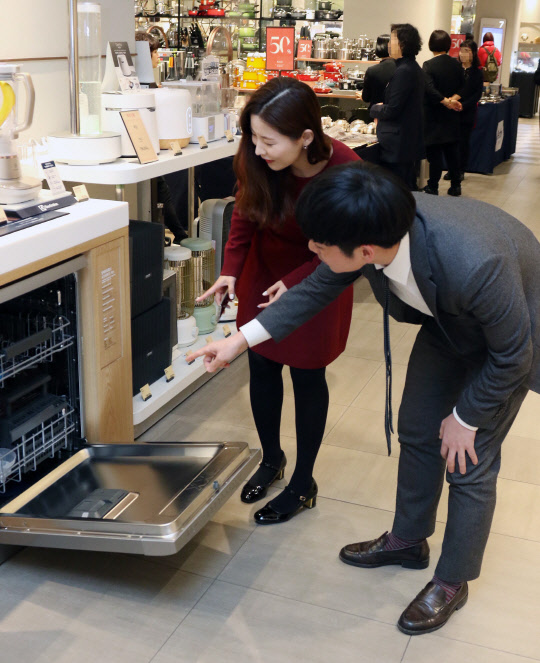 식기세척기의 인기가 높아지고 있다. <신세계백화점 제공>